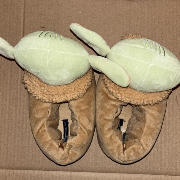 STAR WARS & AMERICAN EAGLE OUTFITTERS Grogu yoda soft slippers Small/medium. - Picture 10 of 10